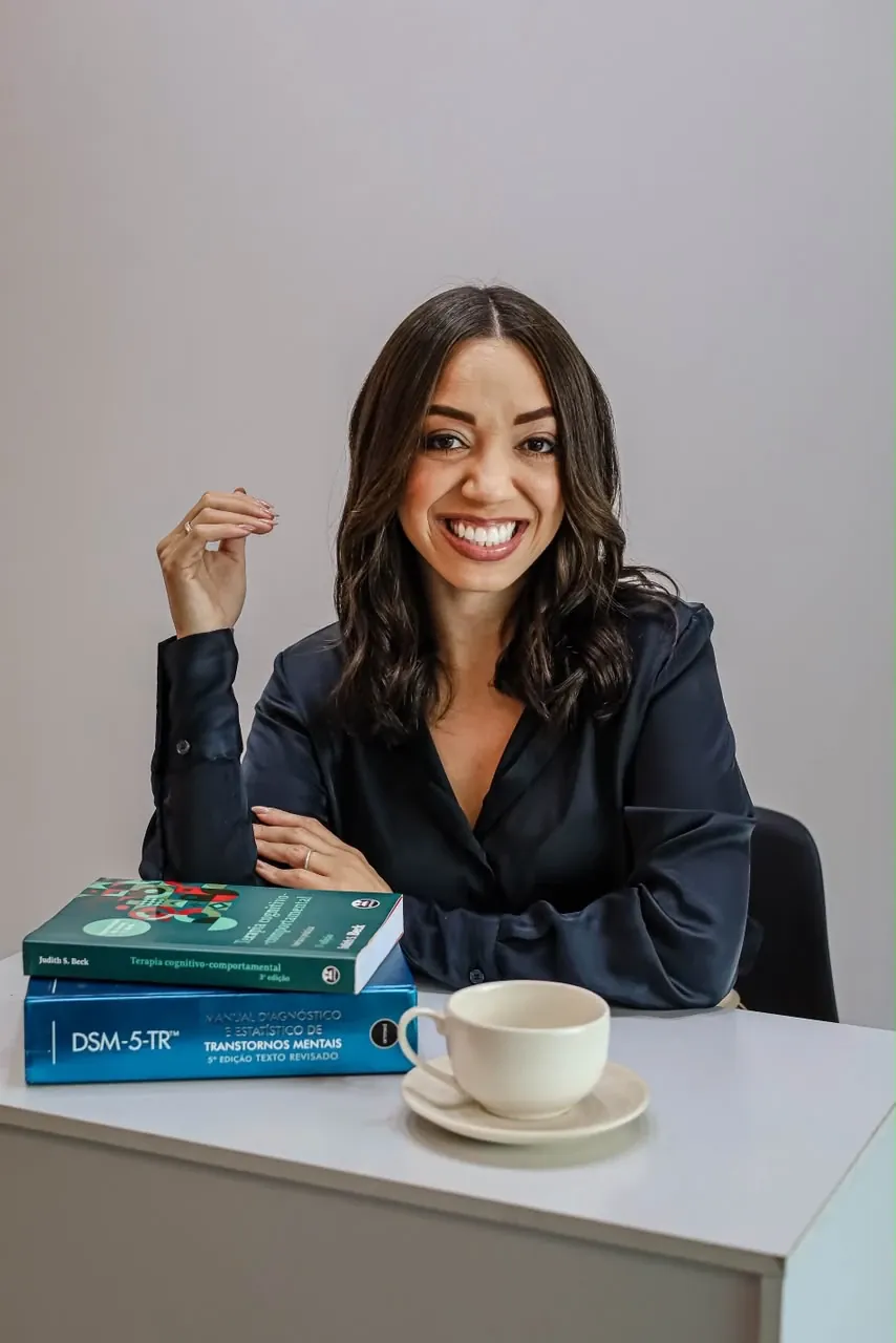 Thayna Souza à mesa com livros de Psicologia